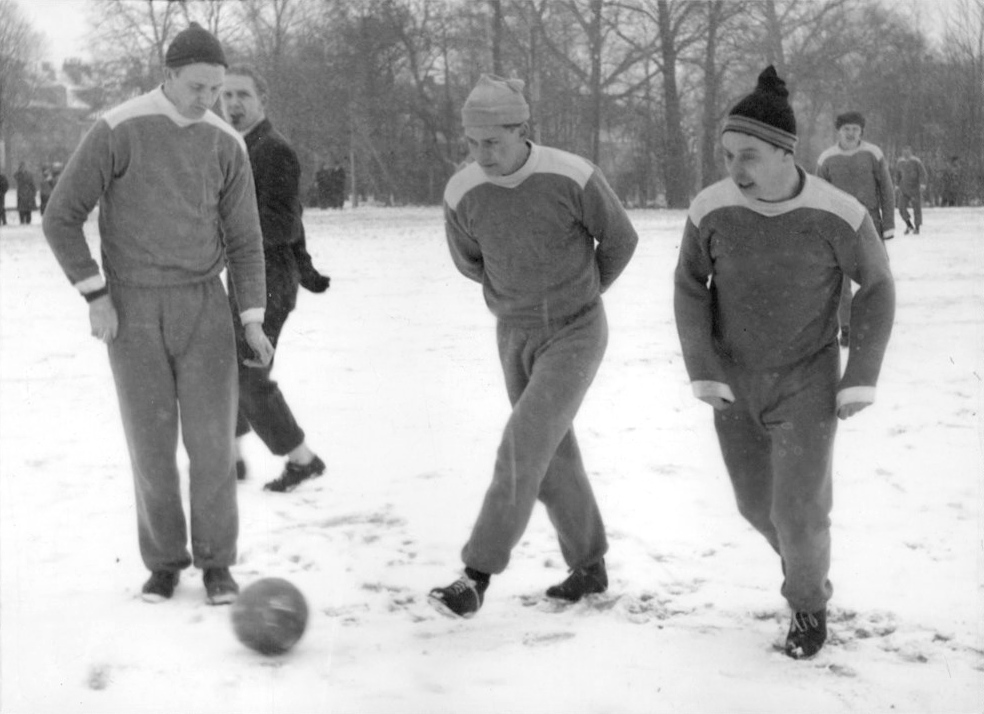 Der var ingen fotograf til stede ved dagens træning. Derfor bringer vi dette arkivfoto fra en tilsvarende begivenhed: Årets første fodboldkamp i Sverige 23. februar 1947, hvor Malmö FF spillede træningskamp mod Lunds BK og vandt 2–1. Billedet viser årets første boldberøring på den snefyldte bane udført af Börje Tapper, Gustav Nilsson og Valle Ek. Foto: IMS Vintage Photos/Ukendt fotograf/WikiCommons.