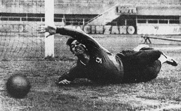 Aston Villas målmand, Nigel Sims, i aktion på Juventus' stadion i Torino, 12. maj 1959. Foto: Moisio/ Wiki Commons.